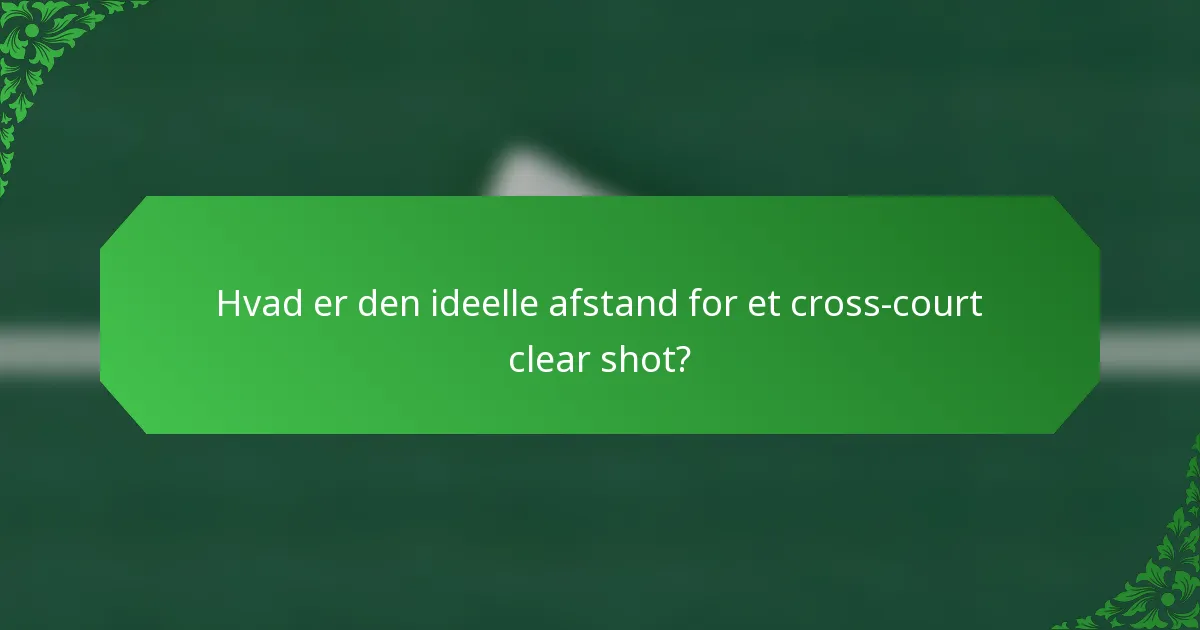 Hvad er den ideelle afstand for et cross-court clear shot?